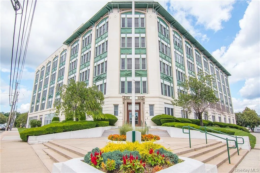 1 bed, 1.0 bath, 881 sqft, $2,700 — Photo 1
