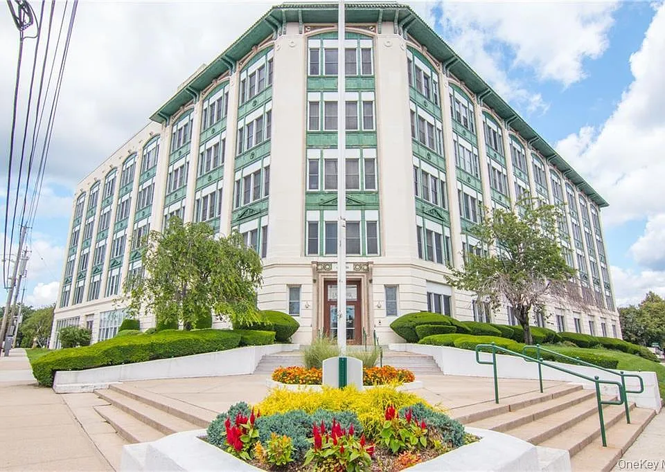 1 Landmark Sq #115