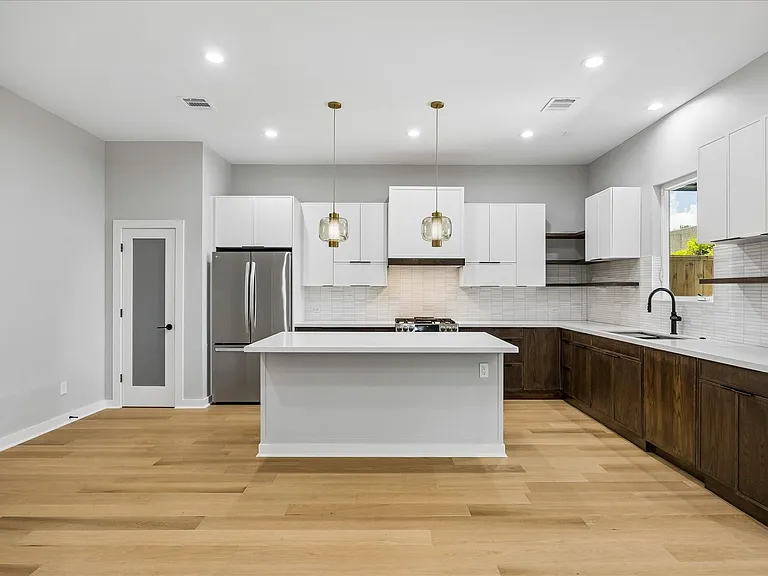 304 Hogan St — Photo 8