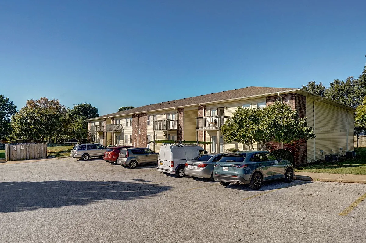 Building Photo - Eaglewood Apartments LLC