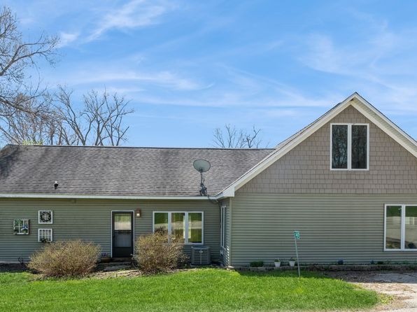 34437 Bassett Rd, Twin Lakes, WI 53181