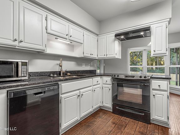 4th image of 3824 Kendale Dr