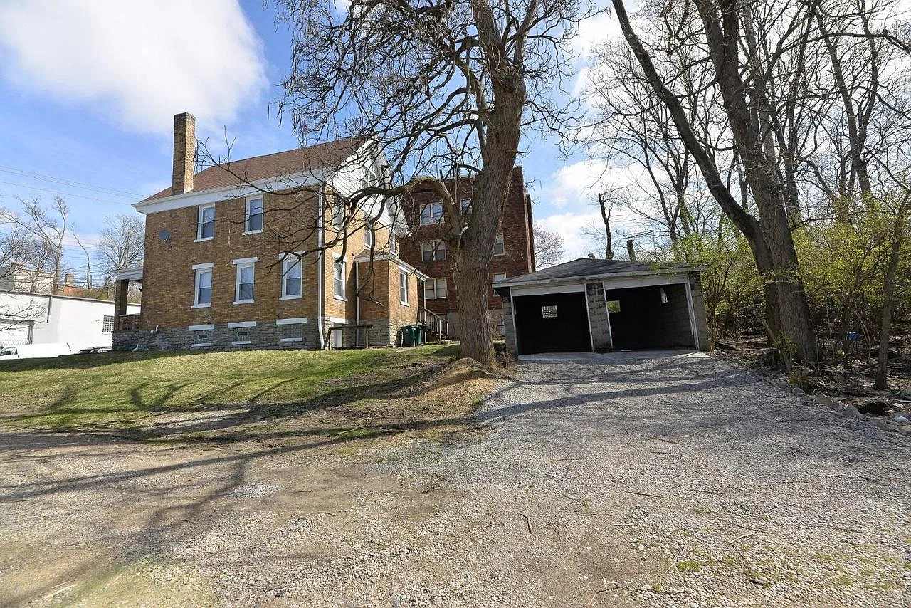6 bed, 2456 sqft, $3,900 — Photo 3
