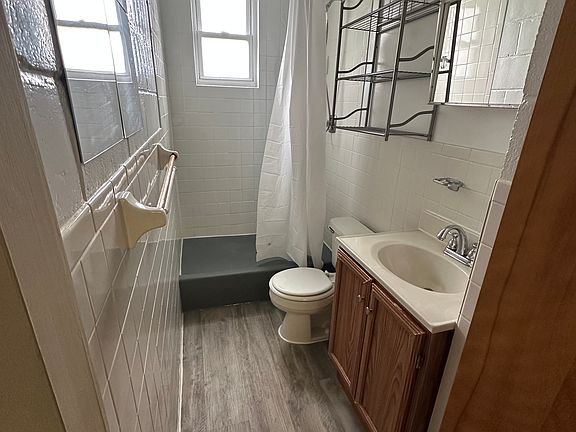 5th image of 1009 Village Rd APT 5
