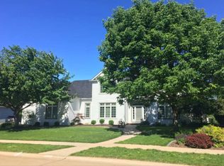 2226 Lundy Ln, Bettendorf, IA 52722