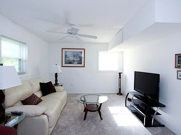 2nd image of 301 Vermont Ave