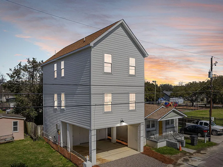 2028 Arbutus Ave — Photo 2