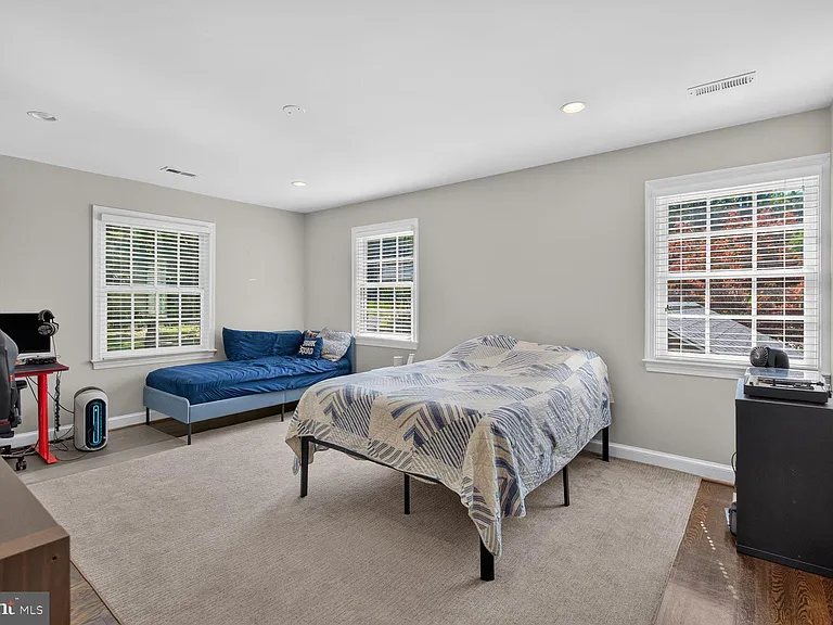 6720 Newbold Dr — Photo 18