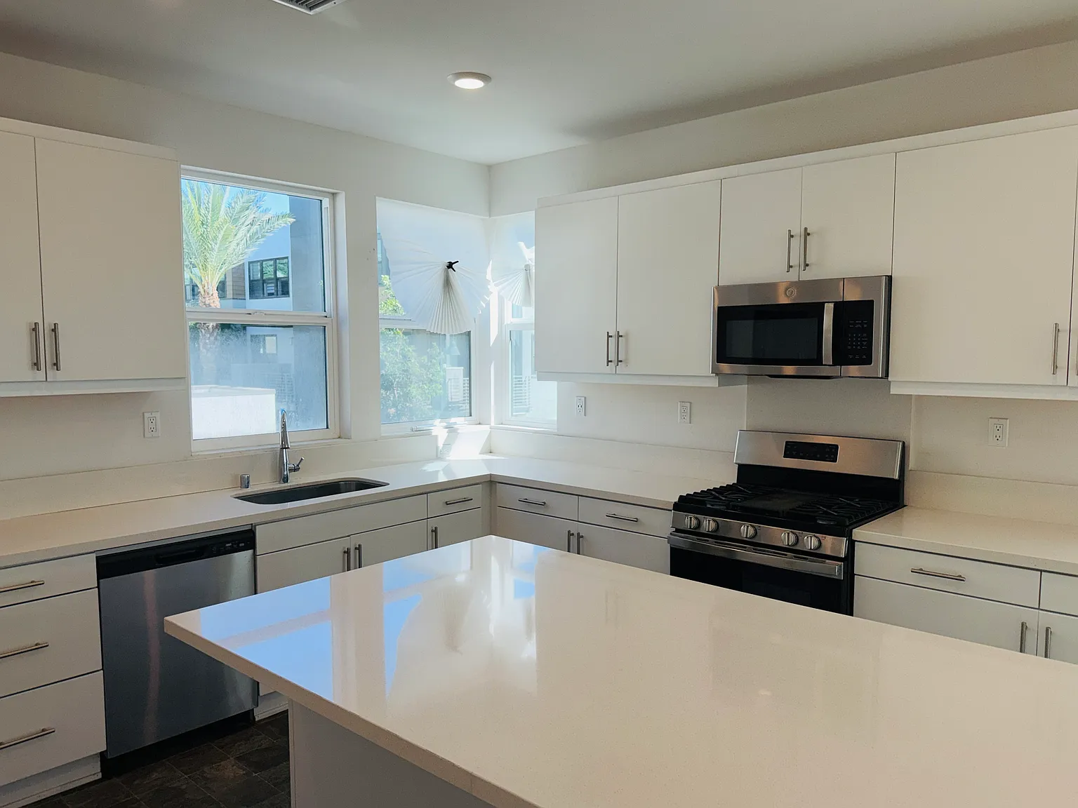 4 bed, 3.5 bath, 1981 sqft, $5,200 — Photo 4