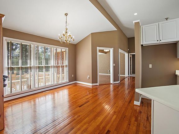 5th image of 104 Knollwood Ct