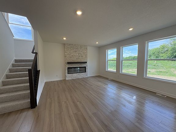 3rd image of 843 Londonderry Ln NW