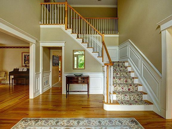 Two-story foyer