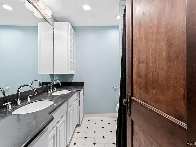 620 W 4th St — Photo 21