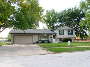2405 Melrose Dr, Cedar Falls, IA 50613