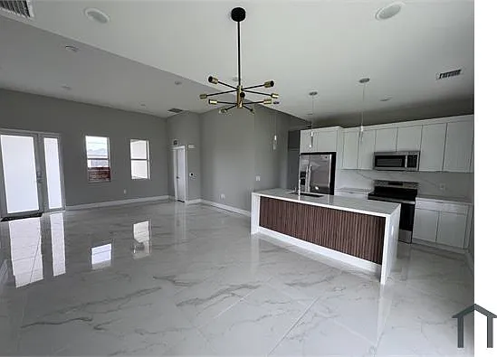 3 bed, 1398 sqft, $2,200 — Photo 2