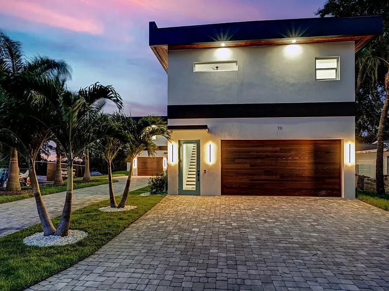 711 Tropical Dr — Photo 2