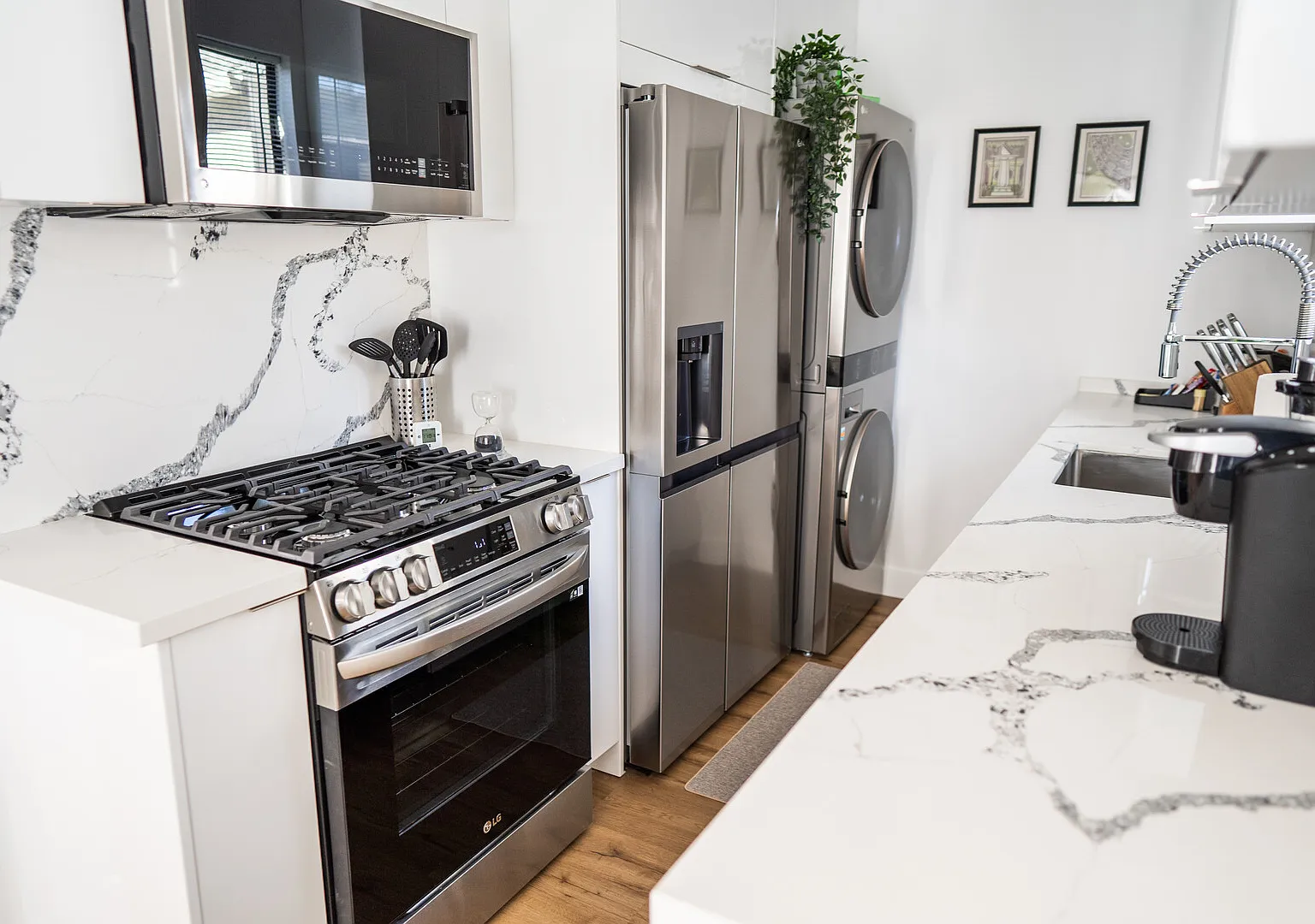Brand-New Interior 2-Bedroom Apartment Completed Renovated In 2022 P59 — Photo 3