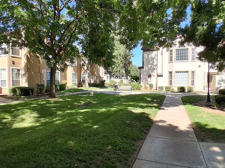 8147 N Cedar Ave #125 — Photo 23