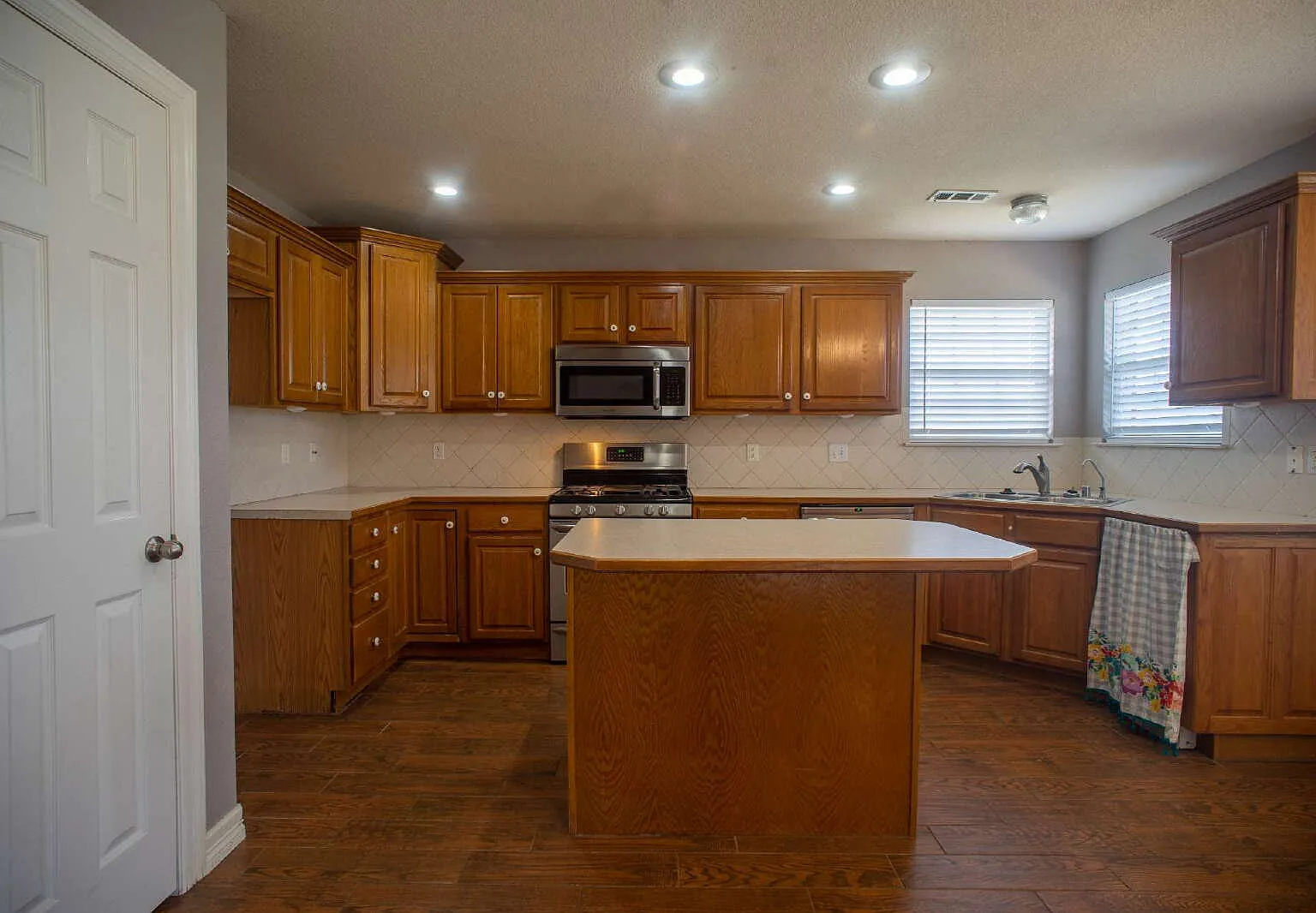 4 bed, 2.0 bath, 1982 sqft, $2,195 — Photo 3