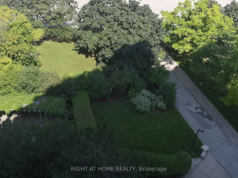7440 Bathurst St #1102 — Photo 23