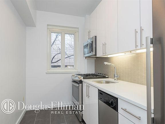3rd image of 333 W 57th St APT 2L