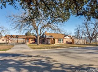 706 20th St, Hondo, TX 78861