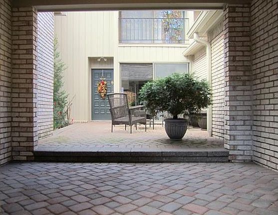 2nd image of 1121 Ivyglen Cir #129