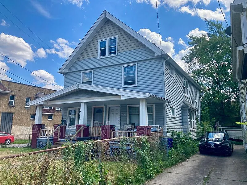 3 bed, 1.0 bath, 1200 sqft, $1,195 — Photo 2