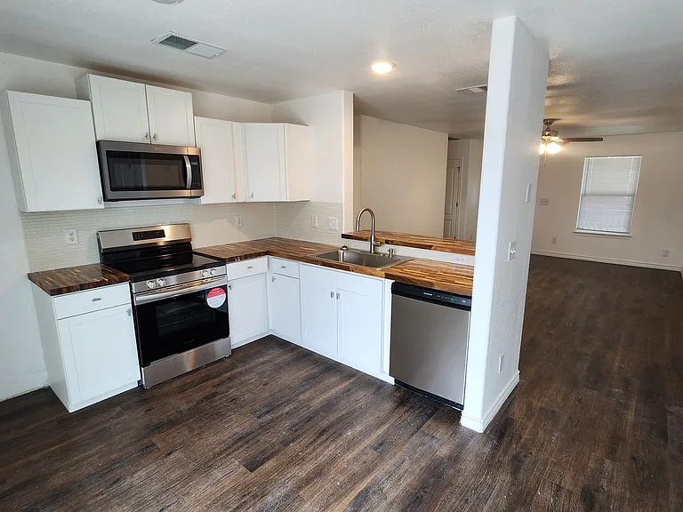 542 Pharis St — Photo 7