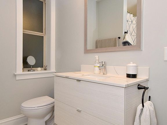3rd image of 223 Washington Blvd APT 3N