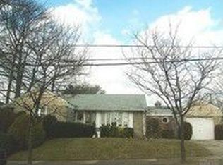 21515 64th Ave, Oakland Gardens, NY 11364