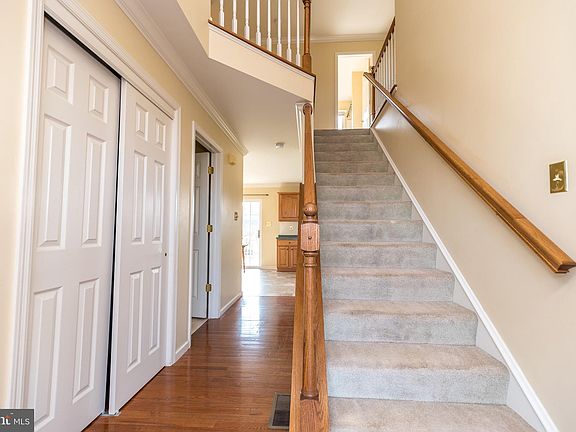 5th image of 111 Crestwood Ct