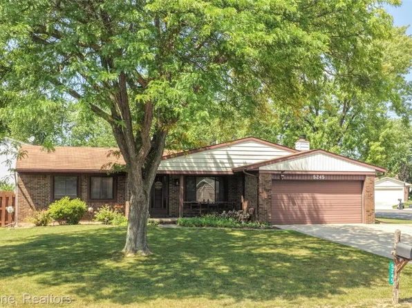 5245 Spinning Wheel Dr, Grand Blanc, MI 48439