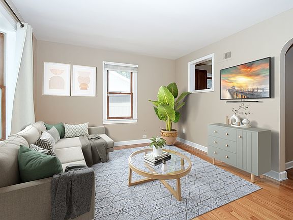 3rd image of 427 W Railroad Ave