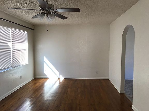 3rd image of 903 Leonhard St