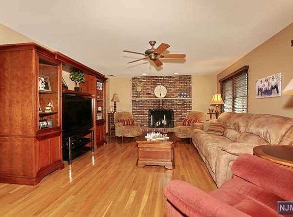 3rd image of 8 Stony Brook Ct