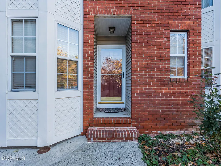 31 Lexington Ct — Photo 40