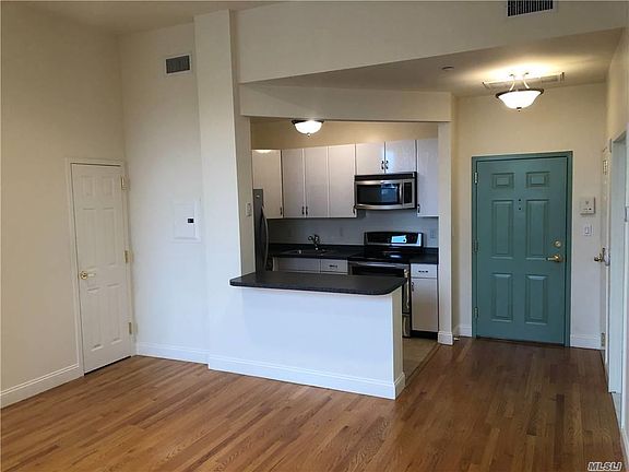 5th image of 303 Main St APT 3C