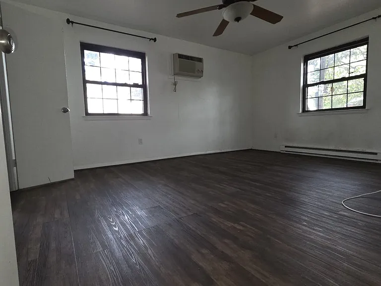 391 Howe Ave — Photo 4