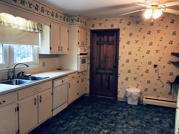 5th image of 301 Buttonwood Ln