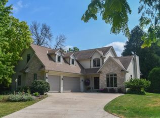 102 Blue Ridge Ct, Hartland, WI 53029