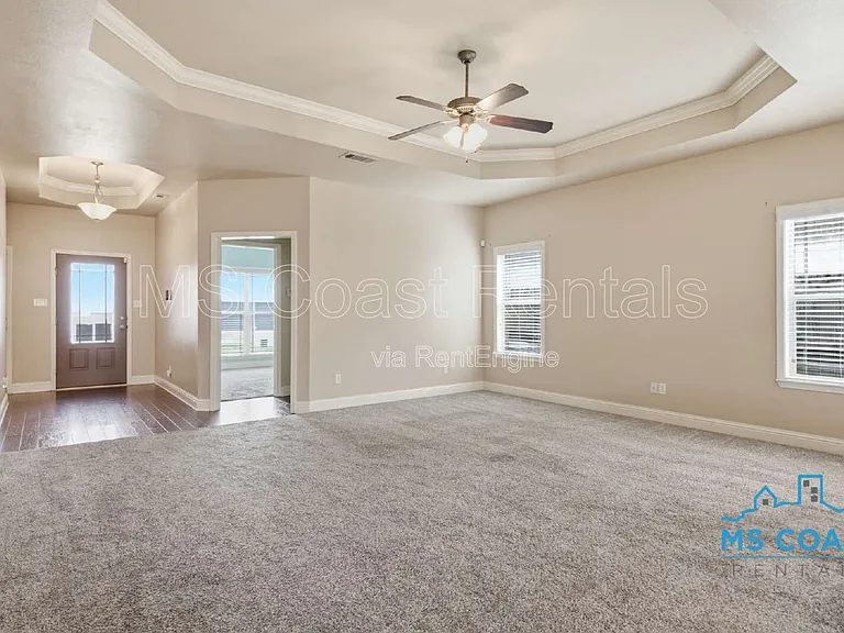 915 Old Towne St — Photo 3