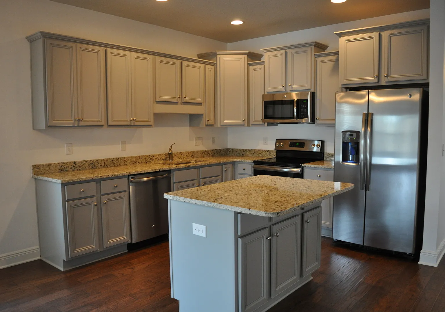 New 3 Bedroom in Driftwood Estates — Photo 4