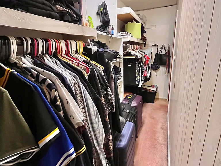 Nice big closet. . . .a surprise in Mt. Washington.