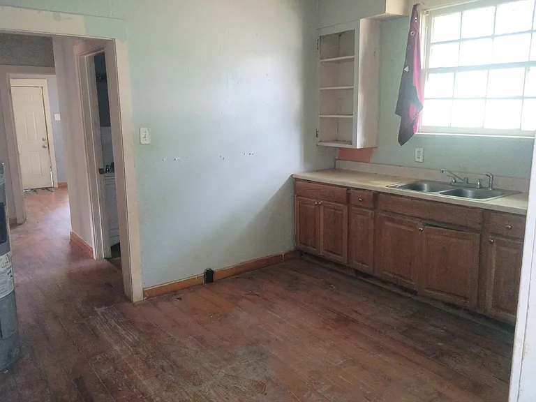 3911 Evangeline St — Photo 2