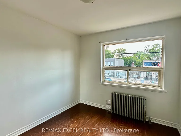 1023 Coxwell Ave #4 — Photo 4