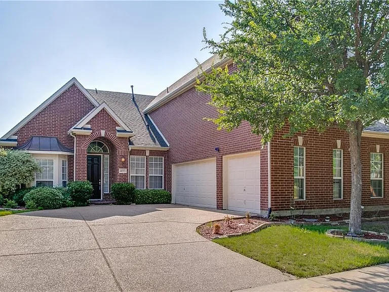 4193 Victory Dr — Photo 1