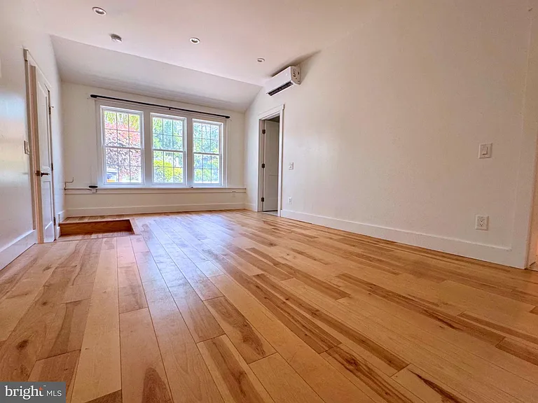90 Avondale Cir — Photo 10