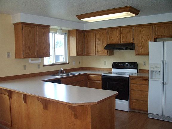 Kitchen with eating bar