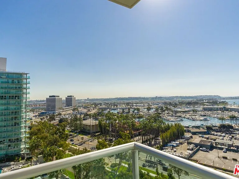 13700 Marina Pointe Dr #1431 — Photo 26